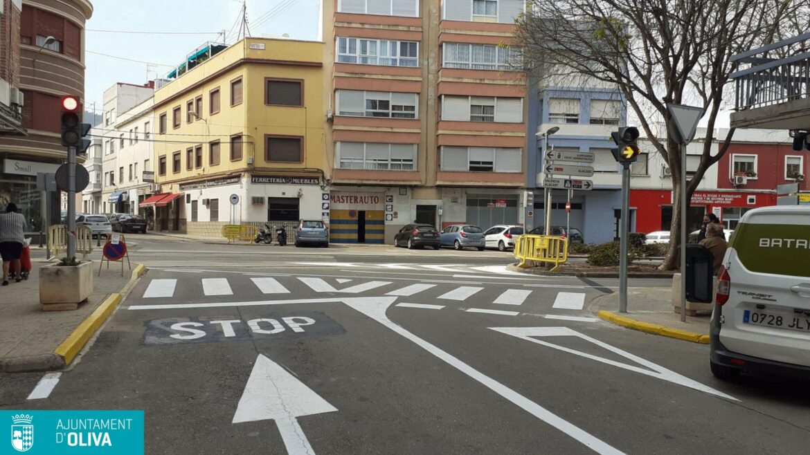 L’Ajuntament d’Oliva millora la seguretat en el carrer Alcalde Fco. Llorca amb un nou semàfor per a vianants.