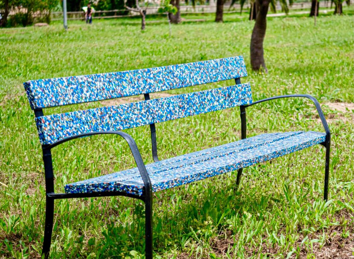 Tavernes dona una segona vida als taps de plàstic.