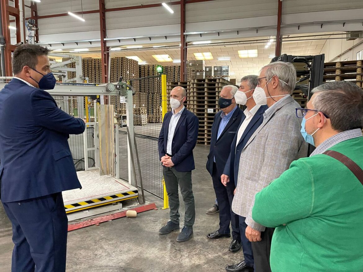 El conseller d’Economia Sostenible, Rafa Climent visita las empresas de Tavernes