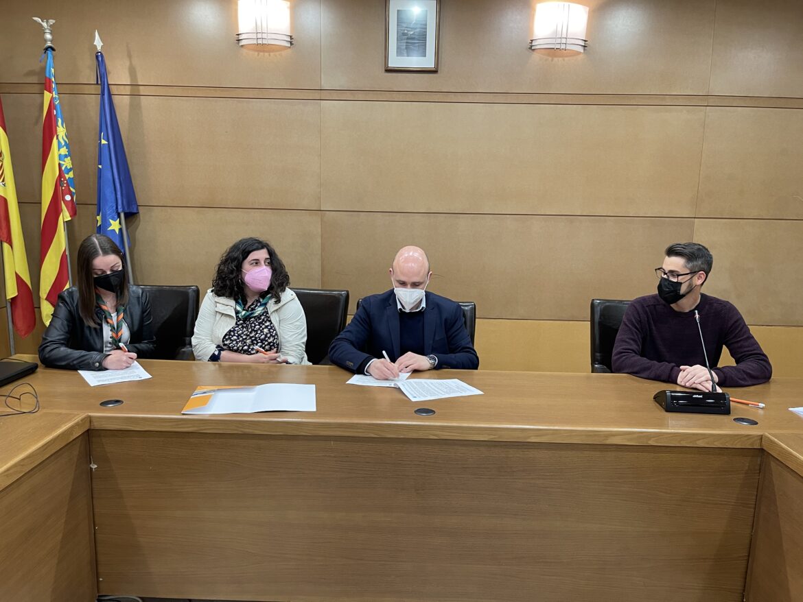 firma de convenios con las asociaciones, entidades, clubes deportivos y ONG locales en el salón de plenos del consistorio.