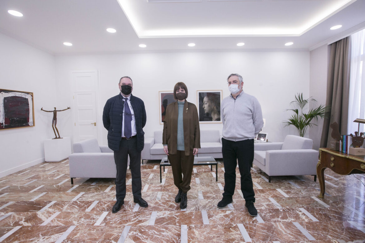 L'alcaldessa de Gandia va rebre ahir al despatx d'alcaldia al president sortint de Foment, Joaquín Bernabeu i Ignacio Román, secretari de l'entitat.