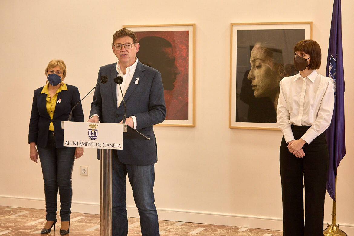 El presidente de la Generalitat Valenciana ha visitado esta mañana las obras del centro socio sanitario Roís de Corella de Gandia acompañado por la consellera de Sanidad, Ana Barceló; la alcaldesa de Gandia, Diana Morant; la Secretaria Autonómica de Eficiencia y Tecnología Sanitaria, Concha Andrés; el Secretario Autonómico de Promoción Institucional y Cohesión Territorial, Alfred Boix; y el director General de Infraestructuras Sanitarias, Alta Tecnología e Inversiones, Jaime Peris. En la visita también han participado representantes del gobierno municipal y miembros de los diferentes grupos políticos presentes en el consistorio así como responsables del Área de Salud de Gandia y de la empresa constructora del centro. Tras la visita, el president de la Generalitat ha comparecido junto a la alcaldesa de Gandia en el consistorio para atender a los medios de comunicación. En primer lugar, Ximo Puig ha querido dar las gracias al gobierno municipal por “la eficacia y la eficiencia con la que se han gestionado los fondos del Plan Resistir. Gandia ha sido uno de los municipios que más rápidamente ha hecho llegar los recursos a las empresas y autónomos que desde el Consell habíamos puesto a su disposición” al tiempo que anunciaba que, con los fondos del gobierno de España, se pondrá en marcha un plan Resistir Plus que abarcará 92 CNAEs para hacer extensiva las ayudas a nuevos sectores que hasta ahora no se hayan visto beneficiados por el Plan Resistir. Sobre el nuevo centro socio sanitario, recordó que al inicio de la pasa legislatura el gobierno municipal se encontró con un edificio abandonado y desmantelado. “En aquel momento nos comprometimos a que se construyera un nueva infraestructura sanitaria que se integrara en la ciudad y la barrida. Una vez visto el proyecto, podemos decir que se cumplirán los objetivos que nos habíamos marcado”. Puig también quiso felicitar a todos los profesionales sanitarios y agradecer el “trabajo extraordinario que han realizado y que, junto con el cumplimiento extraordinario de las medidas por parte de la sociedad valenciana, ha posibilitado que tengamos unas cifras muy positivas que nos convierten en la comunidad con la menor incidencia acumulada” y ha lanzado un menaje a la población “hemos de seguir restringiendo los contactos. Lo hemos hecho hasta ahora y no podemos perder esta oportunidad para conseguir que la situación durante del verano esté lo más normalizada posible”. En cuanto a la vacunación, se ha informado que el 12,35% de valencianos ya ha recibido alguna dosis y que el 5,7% ya tiene la pauta completa. De ellos el 98% de las personas mayores en residencias ya han sido vacunados y el 90% del personal socio sanitario ha recibido la primera dosis y el 65% la segunda. Finalmente, el presidente de la Generalitat ha informado que la Comunidad Valenciana superará la próxima semana el millón de dosis inoculadas. Por su parte, la alcaldesa de Gandia ha agradecido la visita afirmando que “la Generalitat nos ha demostrado que podemos contar con ella para cubrir servicios públicos esenciales y reivindicaciones históricas en nuestra ciudad. El Consell está haciendo un gran esfuerzo en momentos difíciles marcados por la Covid-19” y ha puesto como ejemplo la inversión de 15,3 millones de euros que se está ejecutando para construir una obra muy necesaria para la barriada como el centro socio sanitario Roís de Corella. “El presidente y la consellera Barceló están dando la cara y cumpliendo sus promesas con inversiones reales. En la peor coyuntura y en el peor momento, estamos teniendo una excelente respuesta por parte de la Generalitat. Todos los proyectos previstos por el Consell se han mantenido en Gandia, porque todos somos conscientes de que ahora la inversión pública es necesaria” destacó la alcaldesa al tiempo que ha cifrado en 10 millones de euros la cantidad que el gobierno autonómico ha destinado en forma de subvenciones a Gandia desde el inicio de la pandemia de los que 3,4 millones se corresponden con temas COVID. “En tiempos de pandemia es cuando más está invirtiendo en Salud la Generalitat” explicó Morant quien informó que las obras van a buen ritmo dado que ya se ha ejecutado el 12% del proyecto por lo que las obras podrían finalizar antes del plazo previsto (junio de 2023). “Esta infraestructura sanitaria revitalizará la barriada, generará oportunidades y ahora mismo está generando 65 empleos directos durante su construcción. Un vez finalizado, este espacio ayudará a prestar más y mejores servicios socio sanitarios a los vecinos de Gandia y la comarca, con recursos asistenciales de atención primaria y especializada”. Inversión publico privada de más de 90 millones de euros que genera más de 1.300 puestos de trabajo La alcaldesa aprovechó la visita para repasar todas las inversiones que desde la Generalitat se están ejecutando en nuestra ciudad y destacó los 23 millones de euros para reformar o construir 13 centros educativos públicos dentro del Pla Edificant; las obras del Palacio de Justicia que ya se han licitado por 17 millones de euros; el parque Arqueológico del Castell de Bairén que cuenta con un 1 millón de euros financiados al 50% por la Generalitat mediante fondos FEDER y el Ayuntamiento; además de la rehabilitación del Morabito de Marxuquera, las mejoras en los polígonos industriales de Alcodar y Benieto; el Plan de Sostenibilidad Turística; los ARRUR de Beniopa-Plaza Elíptica y del Raval; las obras de reforma del CEAM, el Espai Labora o la CV-60, entre otros. Inversiones púbicas que se unen a los cerca de 30 millones de euros en proyectos desarrollados por el sector privado en nuestra ciudad. Morant concluyó su intervención incidiendo en que a pesar de los contratiempos provocados por la pandemia el Consell presidido por Ximo Puig ha dado “una excelente respuesta que está haciendo que Gandia no se pare. La colaboración entre las diferentes administraciones está haciendo que podamos dar una respuesta a los ciudadanos y al tejido productivo de nuestra ciudad”.