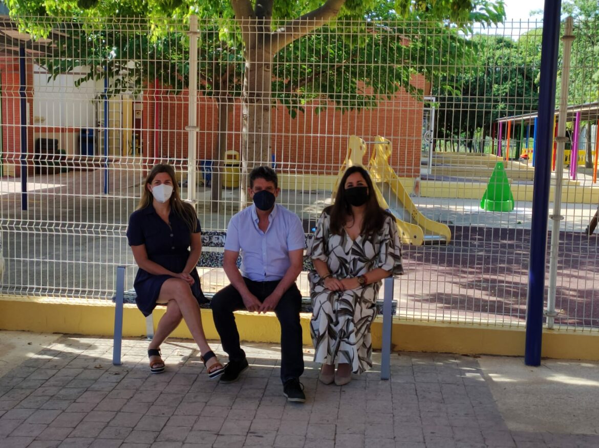 beeeeeee 2 - El nuevo elemento de mobiliaria urbano ubicado junto en la entrada al col•legi ha sido confeccionado con los tapones de plástico recogidos con la campaña Reciclaeduca