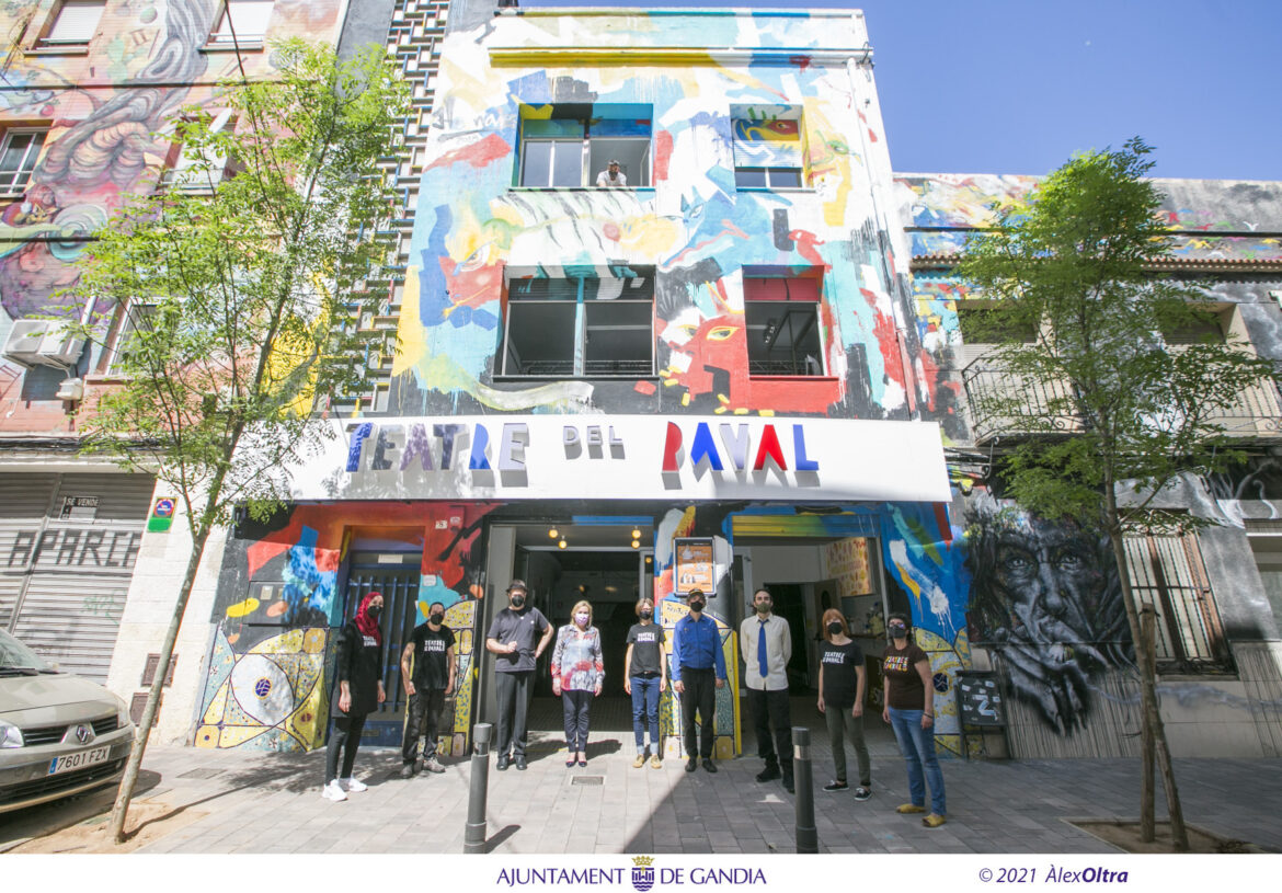 La regidora delegada de Políticas Educativas, Carmen Fuster, asistió el el pasado martes al Teatro Arrabal de Gandia para presentar la actividad extraescolar ‘Disfrutamos del Teatro!’, una iniciativa que ha programado el Ayuntamiento de Gandia con la col•laboració de este contenedor cultural porque los niños y niñas de Primaria de todos lo centras educativos de la ciudad se sensibilizan con la representación artística del mundo teatral.