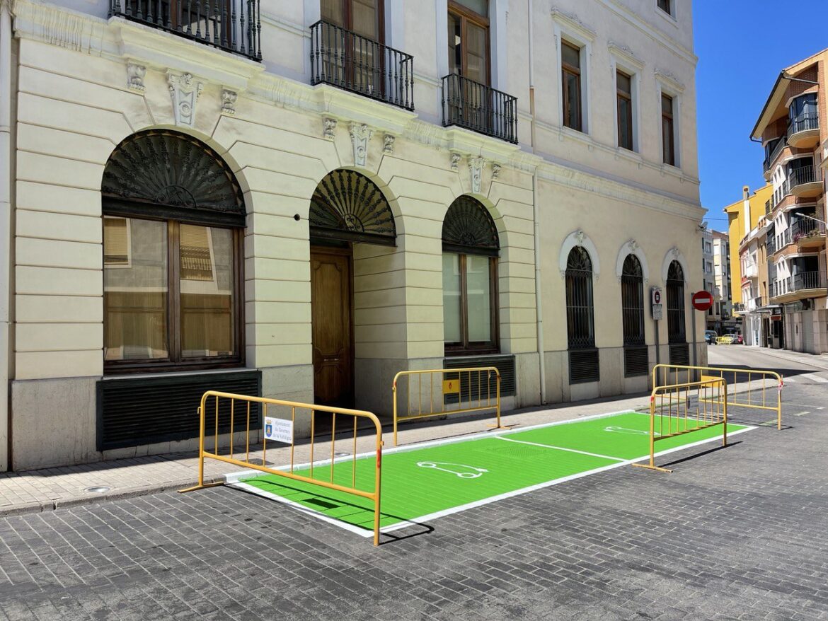 El Ayuntamiento instala tres puntos gratuitos de recarga para vehículos eléctricos